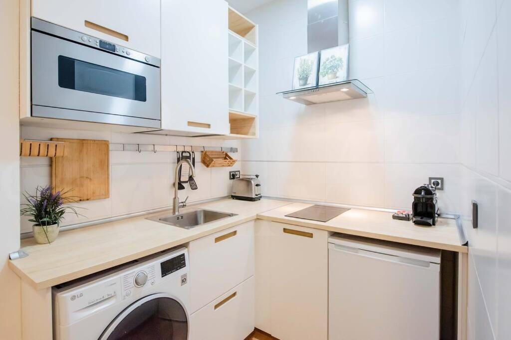 Relaxing Apartment With Parking In The Center By Rems Málaga Buitenkant foto